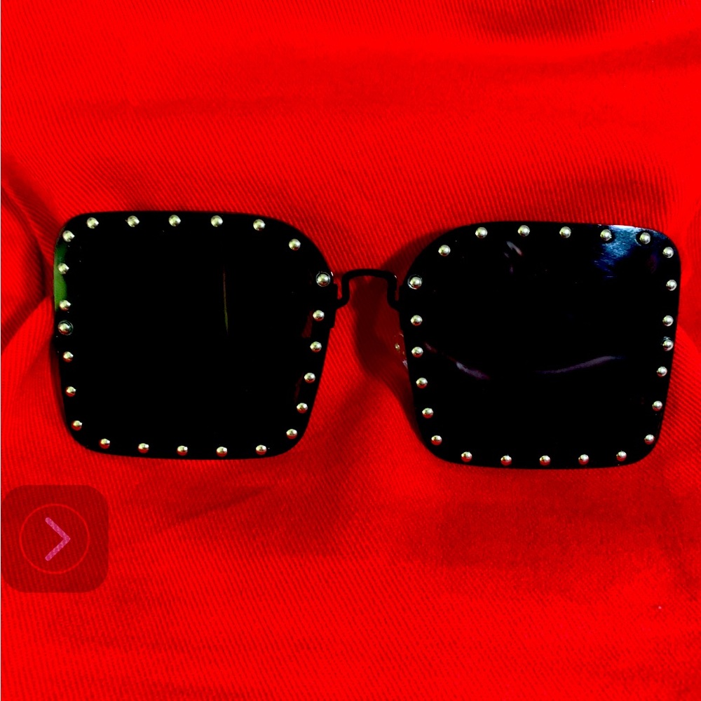 Smoke pop black silver studded shades